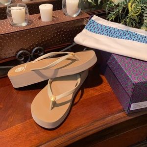 Tory Burch. Wedge flip flop.